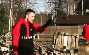 Рокки-стайл: Сергей Воробьев рубит дрова и работает пилой