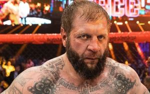 Александр Емельяненко похвастался нунчаками и чуть не разбил планшет