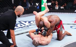 Пэдди Пимблетт эффектно "задушил" Бобби Грина на UFC 304