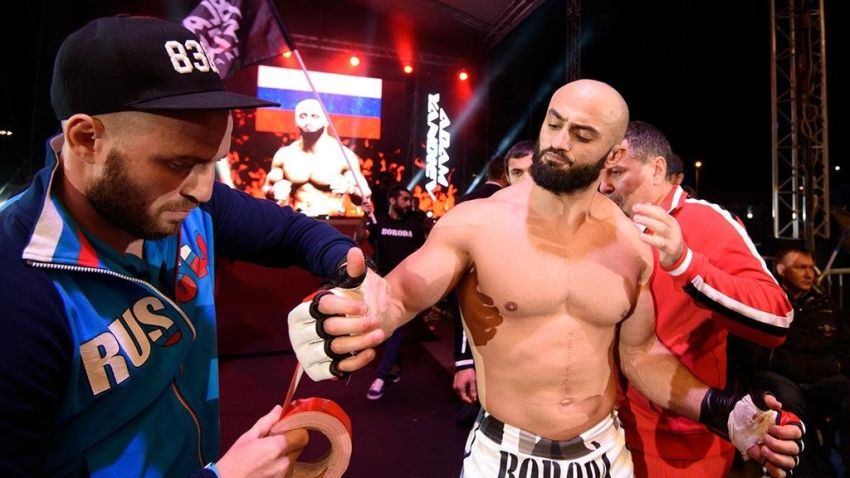 Адам Яндиев показал свои руки после драки с Харитоновым
