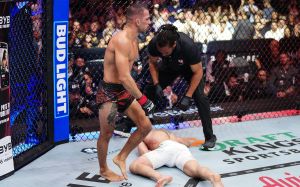 Алешандре Пантожа "задушил" Кая Кара-Франса на UFC 317