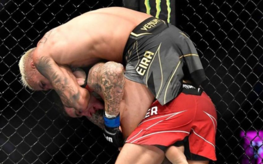Чарльз Оливейра досрочно остановил Дастина Порье, защитив титул на UFC 269
