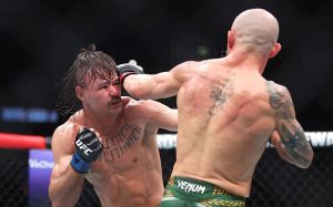 Алекс Волкановски уверенно прошел Диего Лопеса в реванше на UFC 325