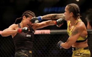 Аманда Нуньес деклассировала Джулианну Пенью в реванше на UFC 277 и вернула титул в легчайшем весе