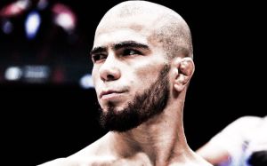 Мокаев досрочно выиграл у Эллиота на UFC 294