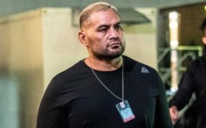 Марк Хант попробовал нокаутировать соперника на взвешивании