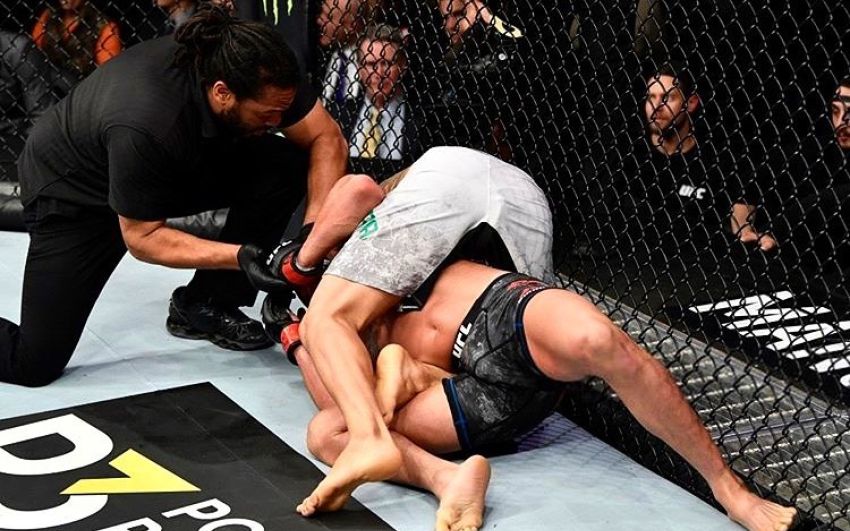 Диего Феррейра "задушил" Энтони Петтиса на UFC 246