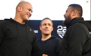 Битва взглядов на взвешивании перед турниром UFC Fight Night 142