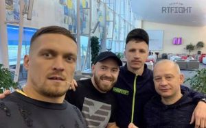 Александр Усик отправился в США на подготовку к следующему поединку