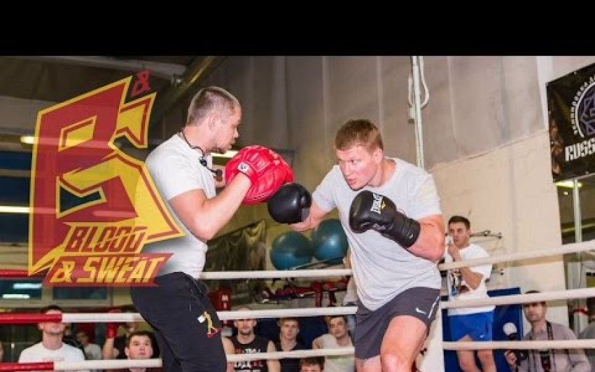 Поветкин демонстрирует, как входить к высокому сопернику в его некомфортную зону, а также комбинации ударов против высокого