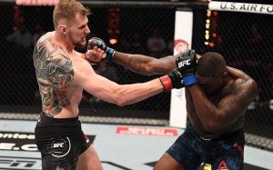 Александр Волков финишировал Уолта Харриса на UFC 254