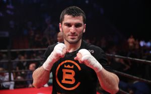Президент Top Rank сравнил Артура Бетербиева и Василия Ломаченко: "Есть много вопросов"