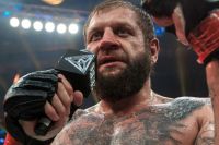 Александр Емельяненко наехал на Гусейнова: "У него на пузе висит спасательный круг, ему пора завязывать с боями"