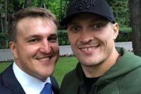 Промоутер Усика: "Вполне возможно, что мы увидим поединок за звание абсолютного чемпиона в 2022 году"