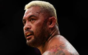 Марк Хант осуждает решение UFC дать Леснару титульный бой