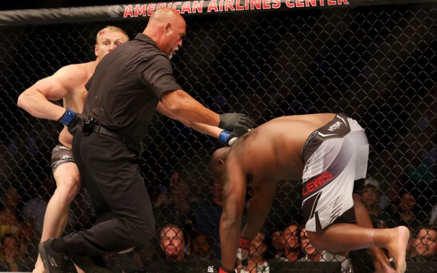 Видео боя Сергей Павлович – Деррик Льюис UFC 277