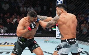 Видео боя Брэд Таварес - Крис Вайдман UFC 292