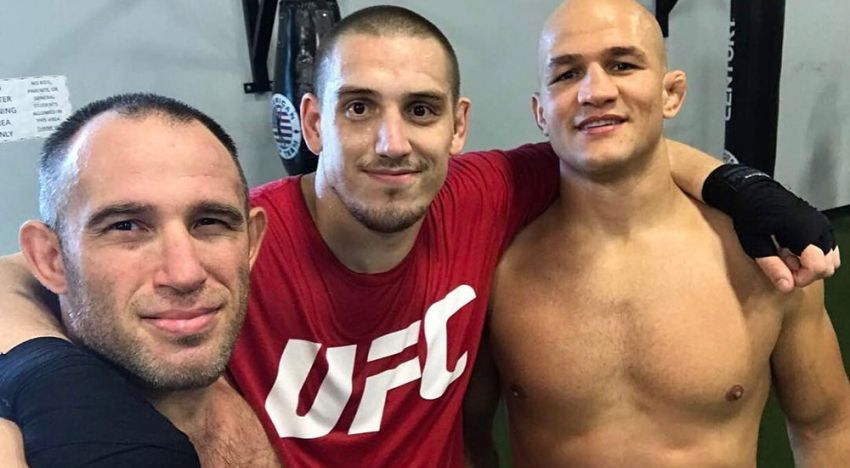 Дмитрий Сосновский дебютировал в UFC с победой