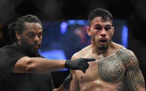 Брэд Таварес выбыл из поединка с Антонио Карлосом Джуниором на турнире UFC Brasilia