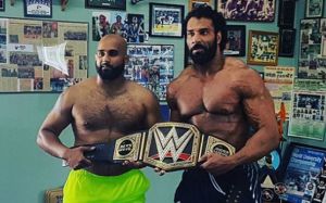 Звезда WWE Джиндер Махал будет сопровождать дебютанта UFC Аржана Буллара в октагон на турнире UFC 215 