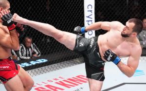 Муслим Салихов досрочно остановил Фиальо на UFC Fight Night 215