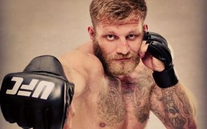 Дебютный бой Алексея Кисера в UFC сорвался из-за нацистской татуировки