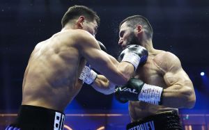 Президент Top Rank - о победе Бетербиева над Биволом: "Если бы бой продлился еще два раунда, то я не думаю, что Дмитрий ушел бы с ринга"