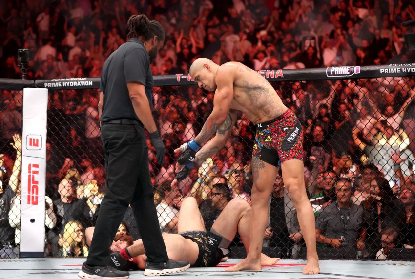 Алекс Перейра уничтожил Магомеда Анкалаева в первом раунде в реванше на UFC 320