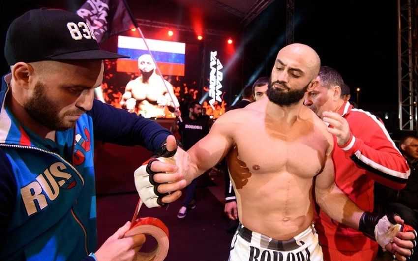Адам Яндиев показал свои руки после драки с Харитоновым
