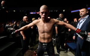 UFC 223: Джо Лоузон досрочно уступил Крису Грицмахеру