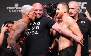 Видео боя Чарльз Оливейра - Джастин Гэтжи UFC 274