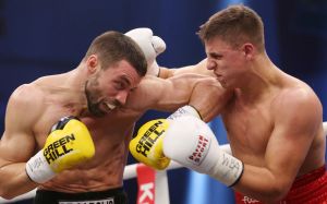 Тайрон Цойге стал чемпионом, остановив Джованни Де Каролиса