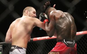 Комментатор UFC назвал причину поражения Адесаньи в бою с Стриклэндом: "Они заплатили большую цену"
