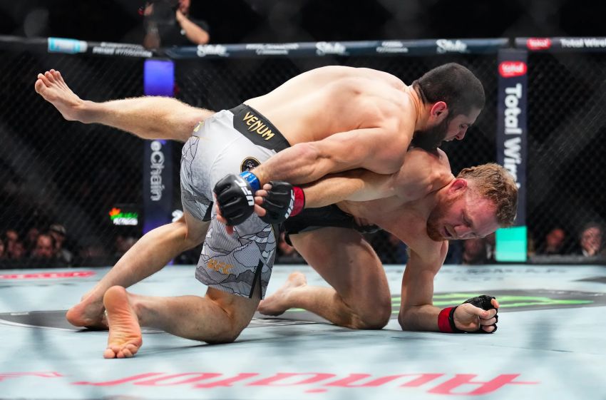 Ислам Махачев в доминирующей манере победил Джека Делла Маддалену на UFC 322 и завоевал титул в полусреднем весе