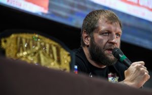 Александр Емельяненко прокомментировал перенос боя с Луисом Энрике
