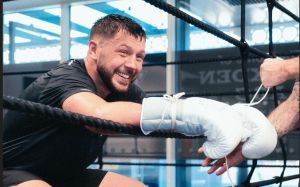 Кона Уокер: "Мы с Эггингтоном друзья, но в ринге оторвем друг другу головы"