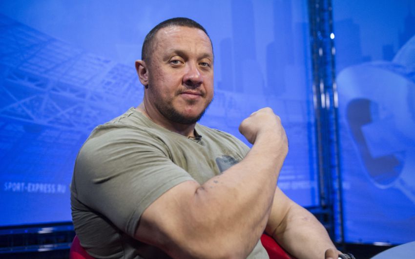 Михаил Кокляев тренирует бокс с Александром Волковым 