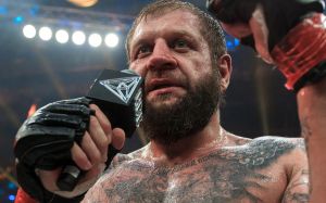 Александр Емельяненко записал видеообращение к Харитонову: "Петушок, не кукарекай, скоро и до тебя дело дойдет"