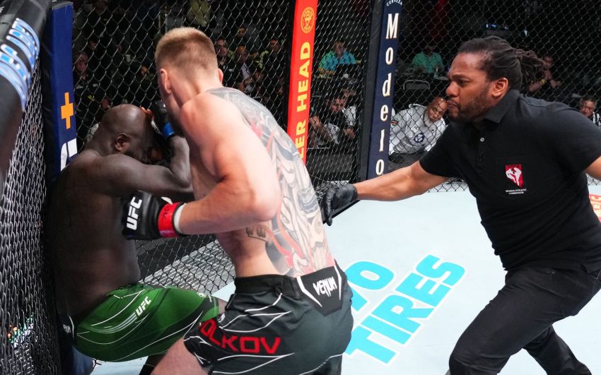Александр Волков нокаутировал Жаирзиньо Розенстрайка в первом раунде на UFC Fight Night 207