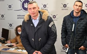Тайсон Фьюри отреагировал на решение братьев Кличко и Усика защищать Украину от вторжения России: "Это фантастика"