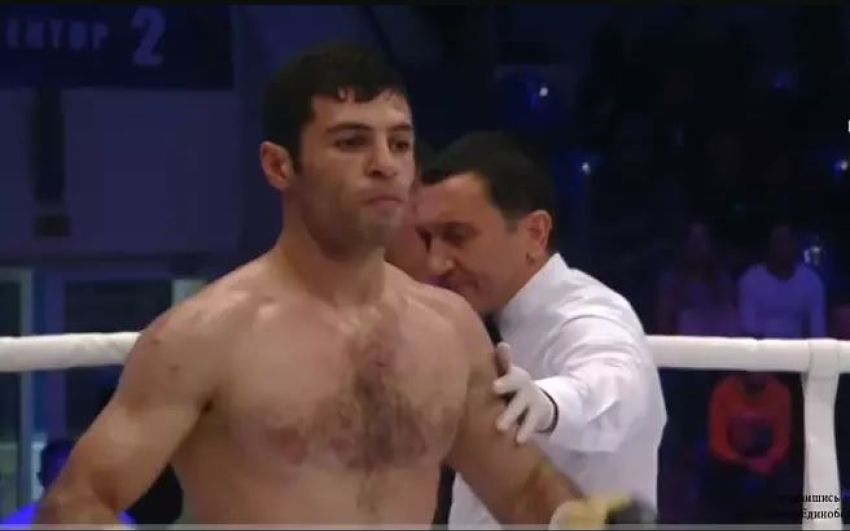 Российский боксер Ананян завоевал титул, но не получил чемпионский пояс и попал в полицию.