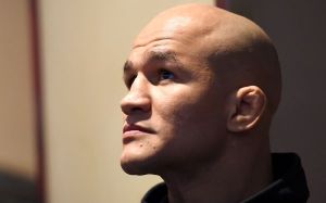 Джуниор Дос Сантос: "Деррик Льюис слишком много болтает"