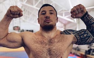 Чемпион АСА критикует ростер тяжеловесов UFC: "За топ-5 какая мясорубка? Там дрова полные"