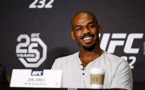 Стали известны гарантированные гонорары хедлайнеров турнира UFC 232
