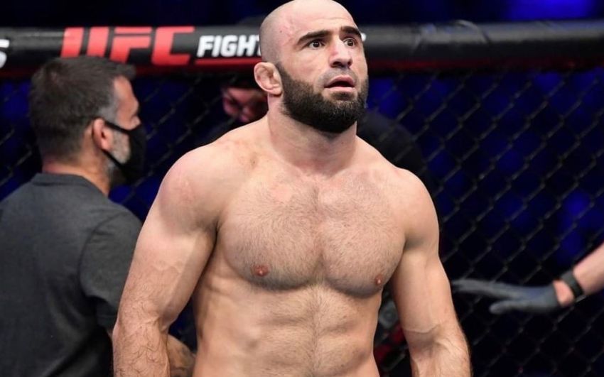 Омари Ахмедов победил Тома Бриса удушающим приемом на UFC on ESPN 20