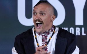Александр Усик ворвался на интервью Эдди Хирна с фирменной фразой: видео