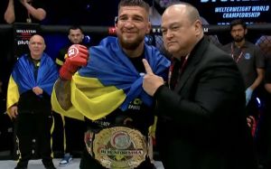 Усик поздравил Амосова с победой
