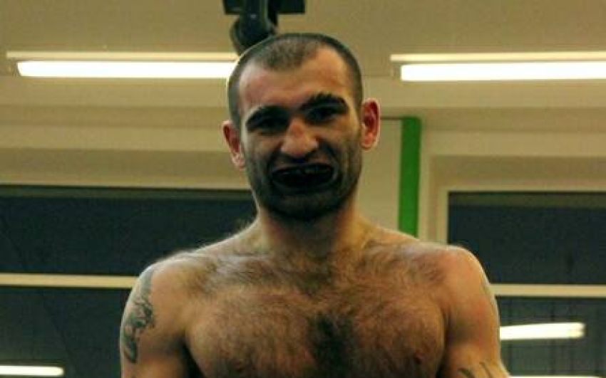 Грузинский боксер набросился на своего тренера с кулаками прямо во время боя 