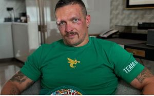 Александр Усик признался, что после боя с Фьюри мама просила его завершить карьеру