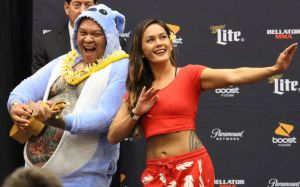 Илима-Лей Макфарлейн победила Вету Артегу на турнире Bellator 220